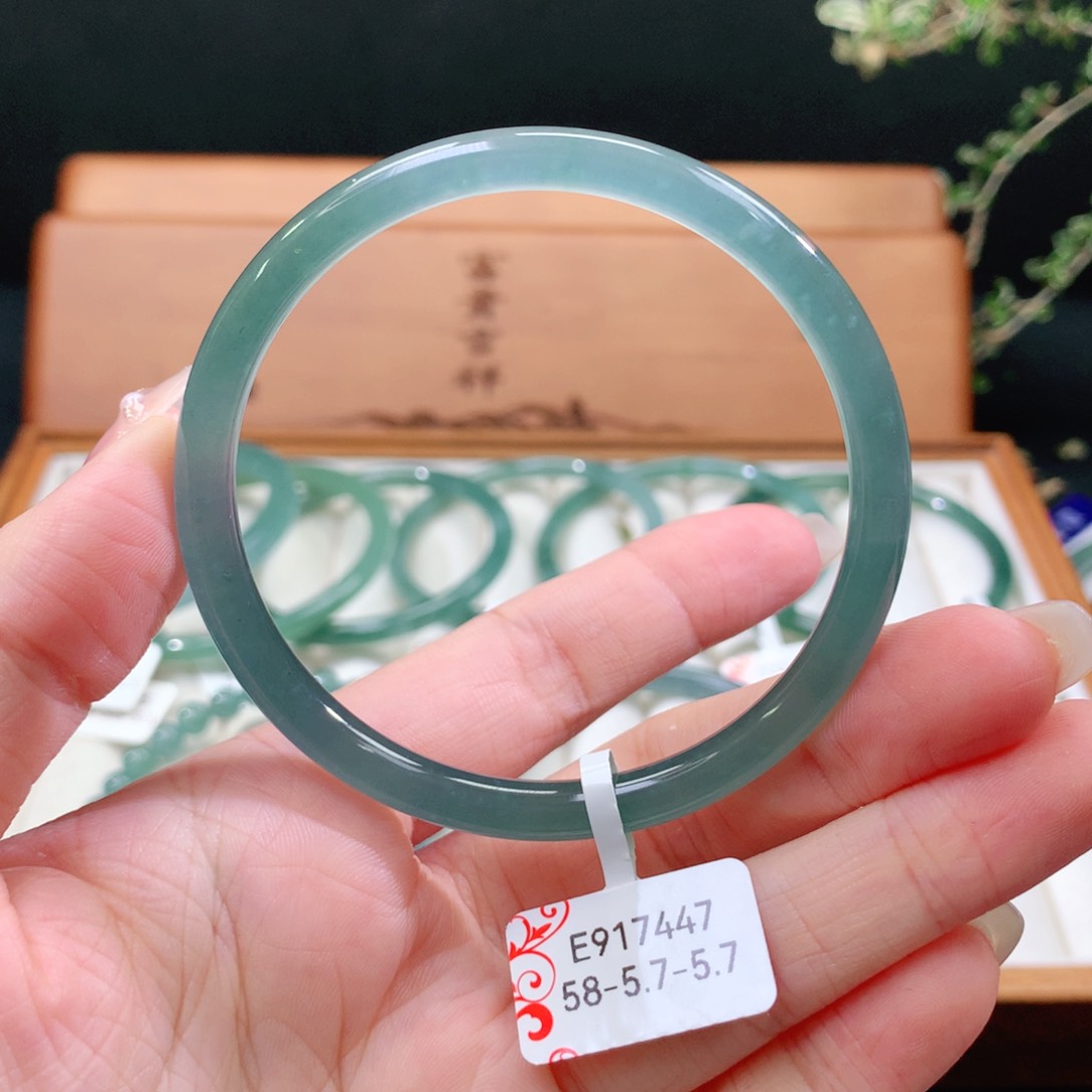 翡翠手镯未镶嵌天然