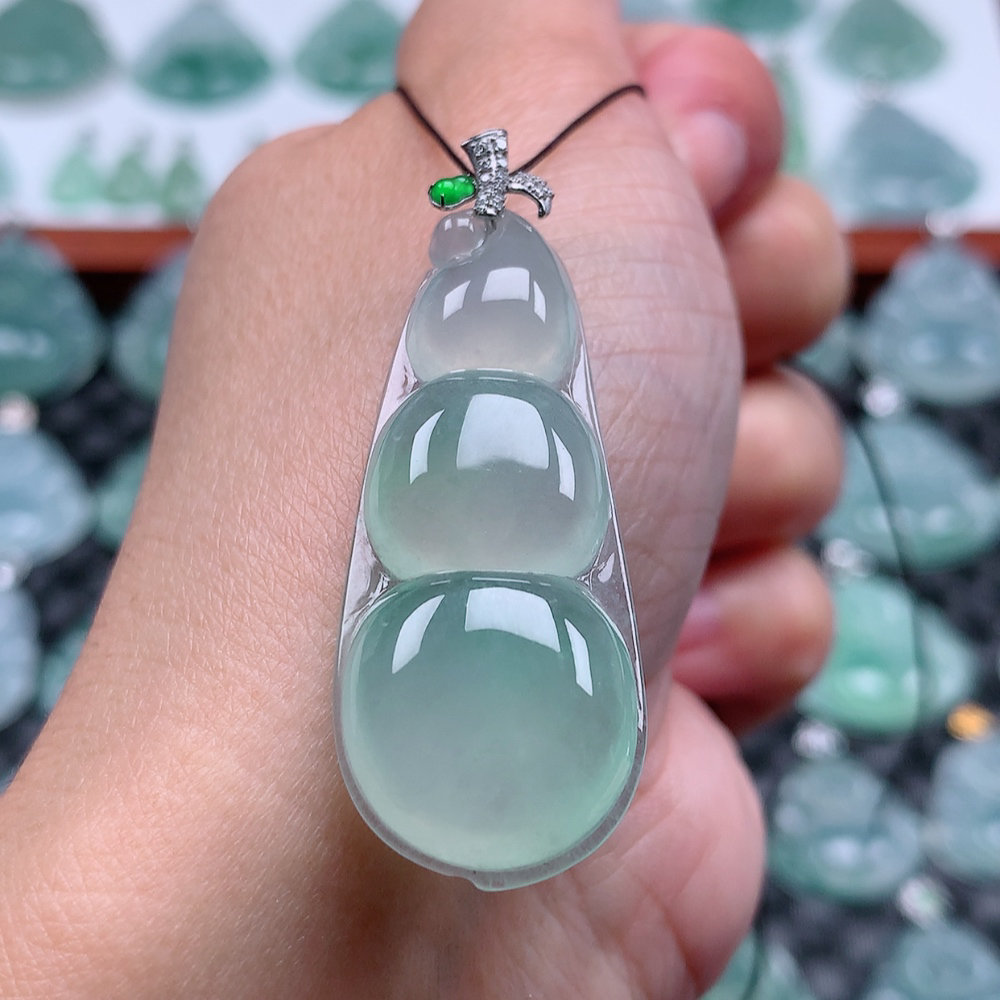 翡翠A货 18k金扣头冰种冰飘绿大福豆豆子吊坠 尺寸43.2×17.6×6.5