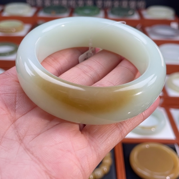 和田玉手镯未镶嵌