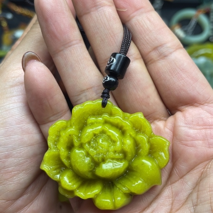 蛇纹石玉未镶嵌颈饰