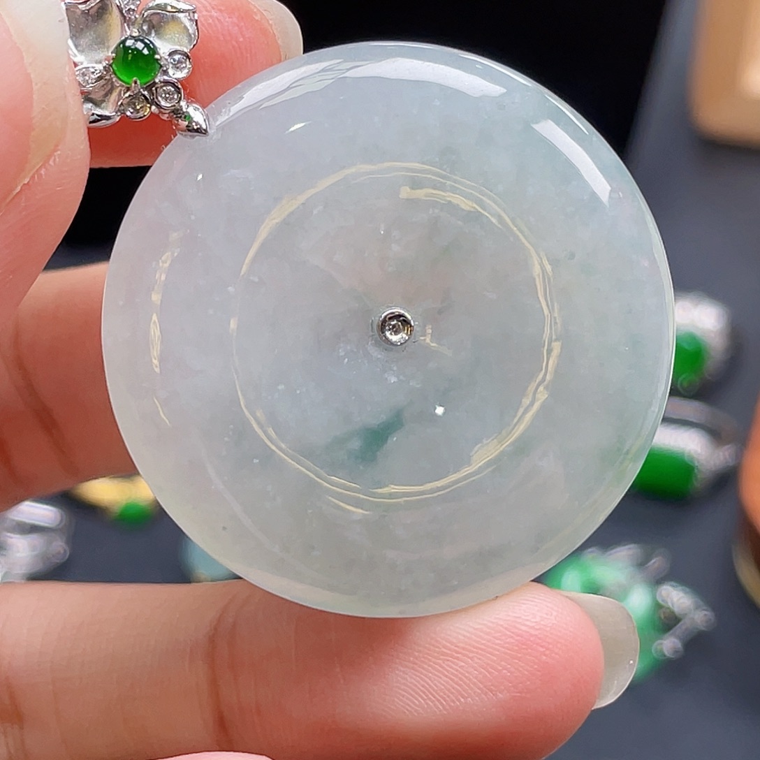 翡翠18K金镶嵌颈饰飘花平安扣