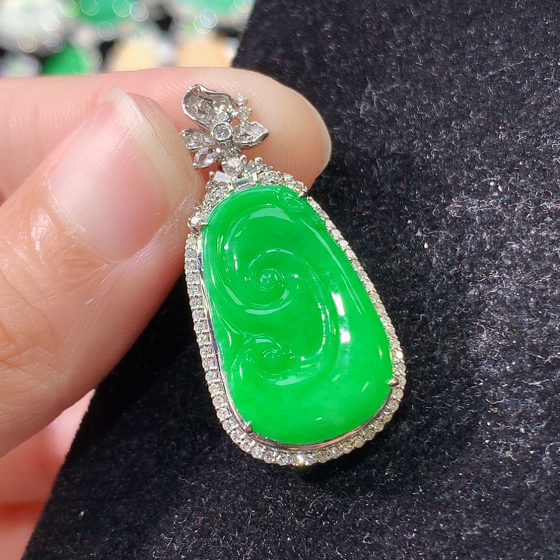 翡翠18K金镶嵌颈饰