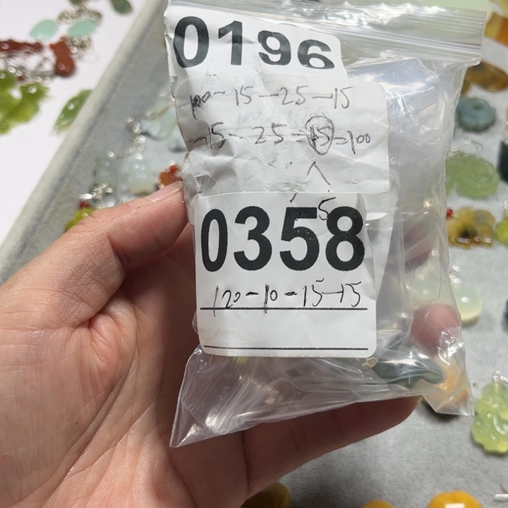 浴***生蛇纹石玉未镶嵌耳饰