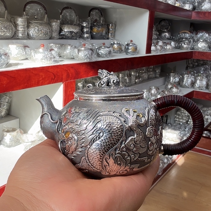 足银精品浮雕龙壶