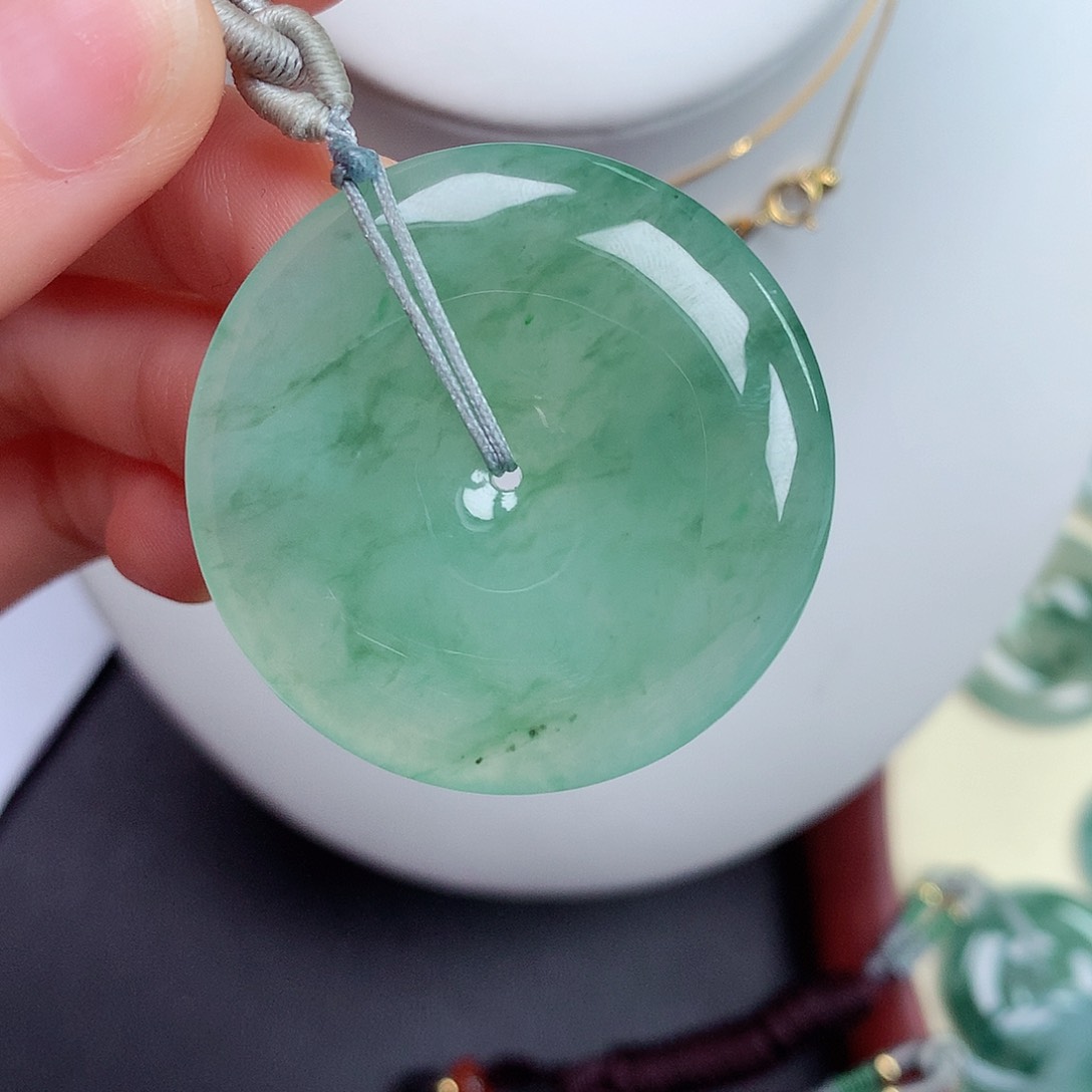 翡翠颈饰未镶嵌平安扣