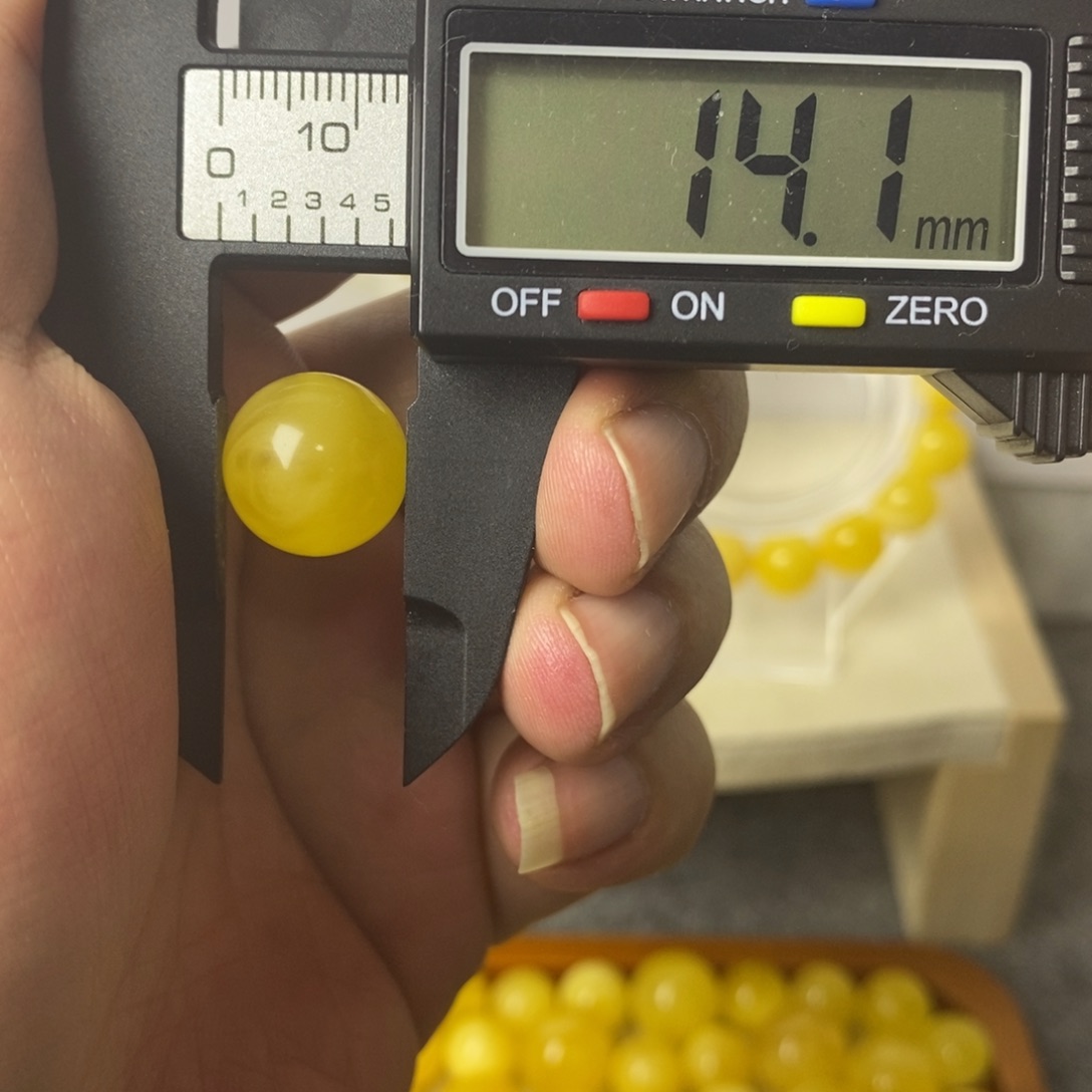 琥珀未镶嵌裸石微瑕单珠028