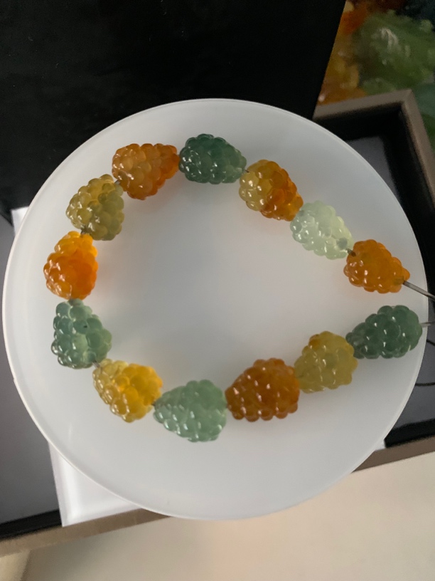 手链。采用花玉精雕而成