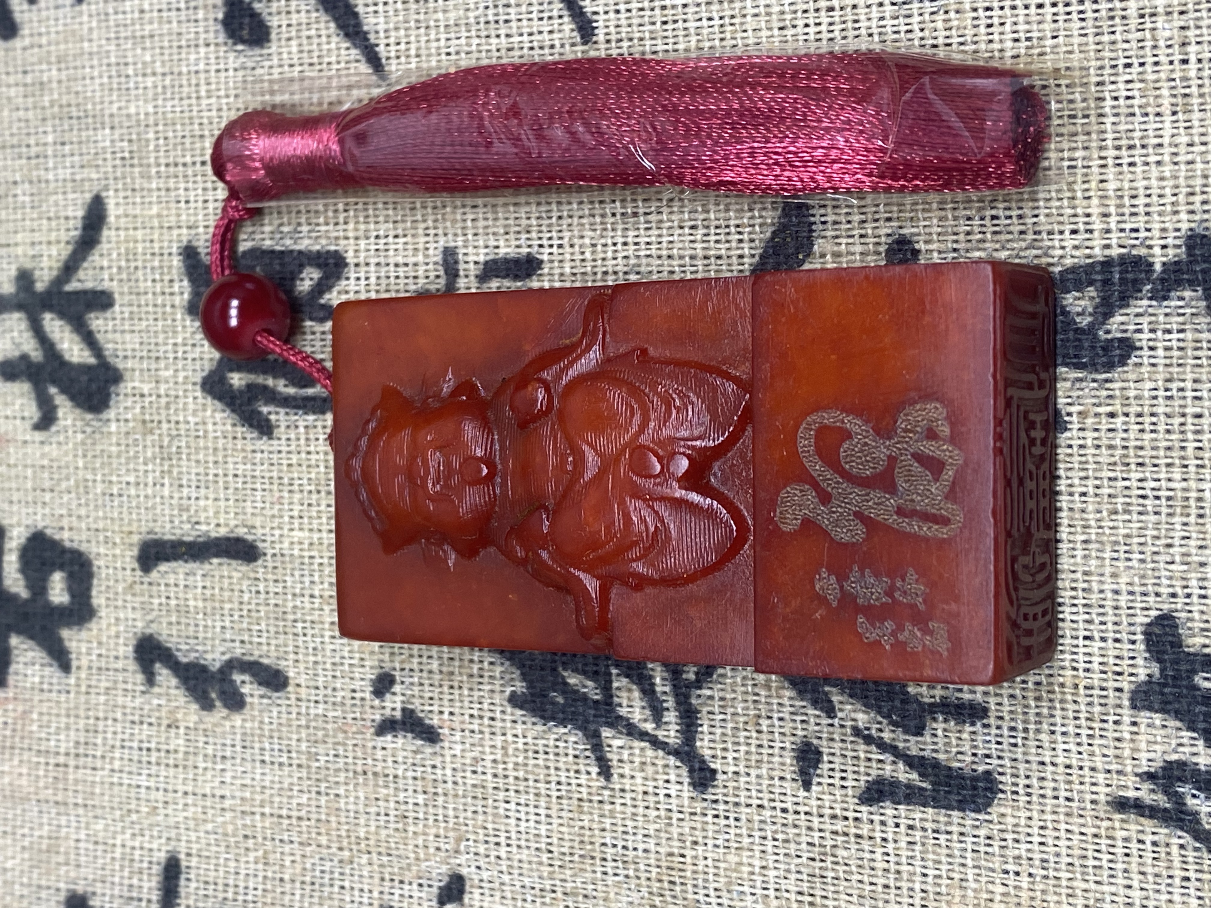 寿山石红田禄财神章-印文:德润身，尺寸规格1.5X3X6公分