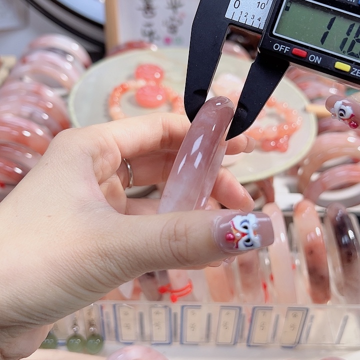 石英质玉手镯未镶嵌是**呀