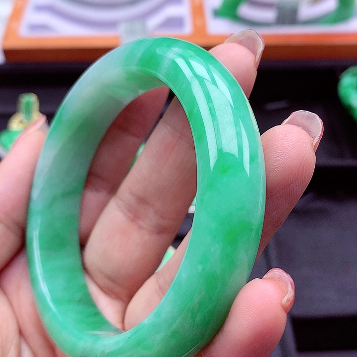 翡翠手镯未镶嵌翡翠