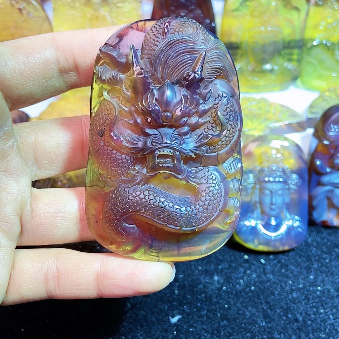 琥珀颈饰未镶嵌龙牌
