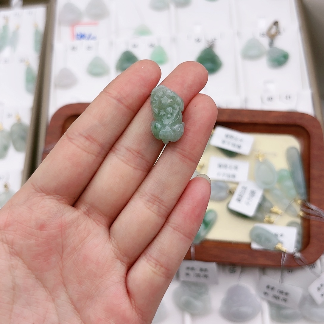 翡翠颈饰未镶嵌貔貅