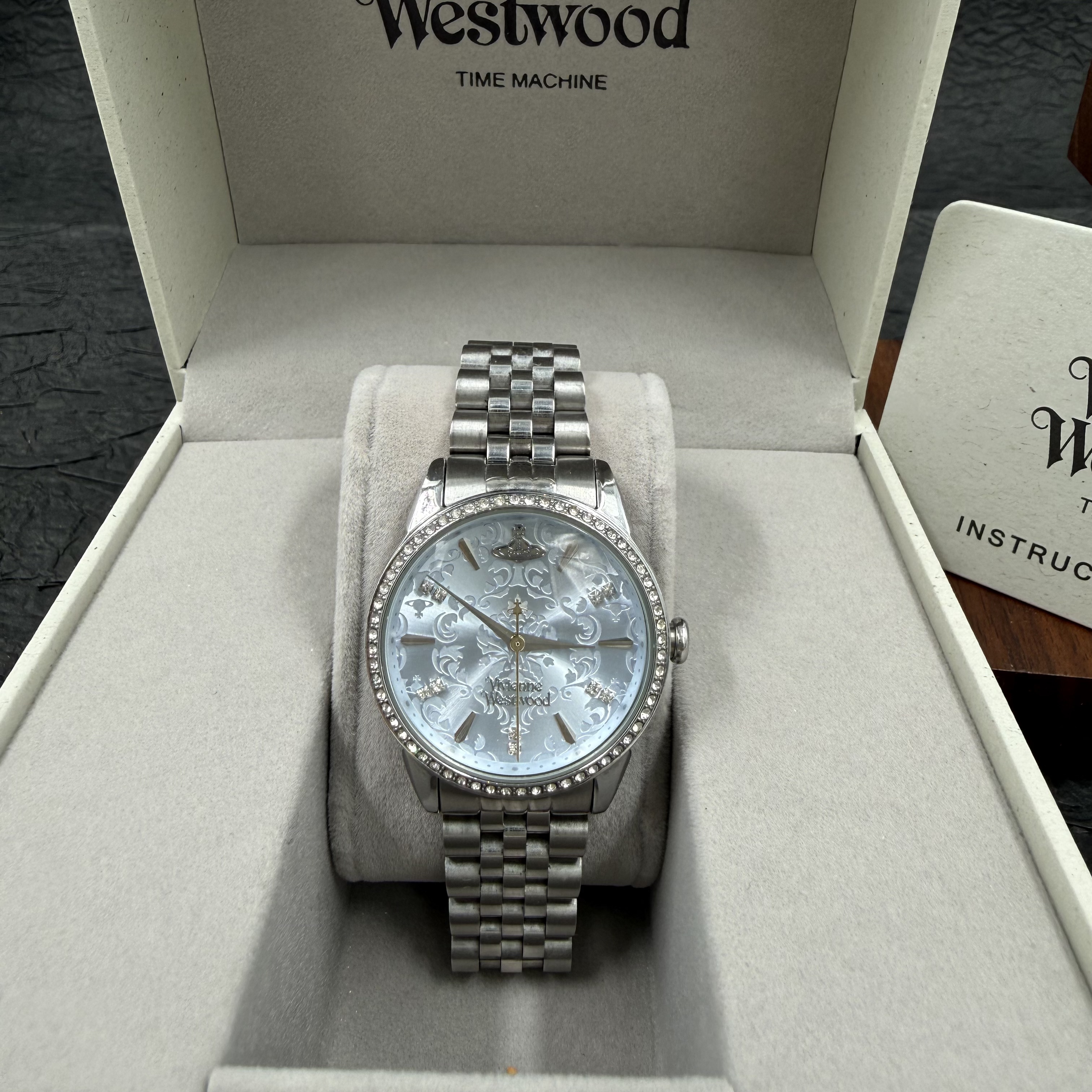 VIVIENNEWESTW00D38mm浮雕金色表盘女款手表百搭时尚防水气质