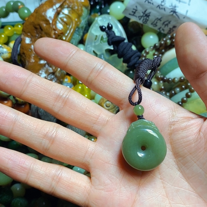 透闪石质玉颈饰未镶嵌