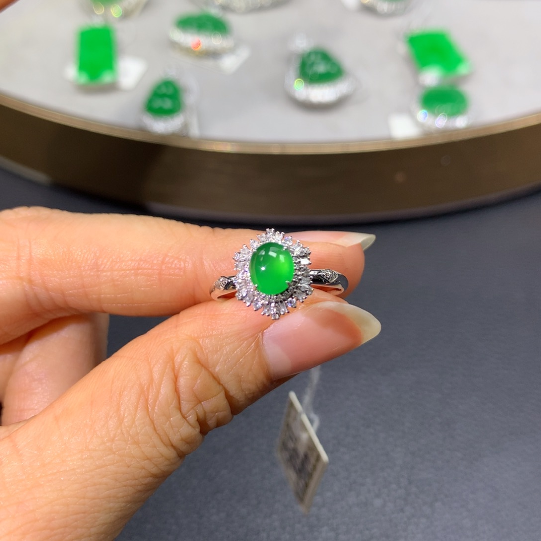 翡翠戒指18K金镶嵌翡翠