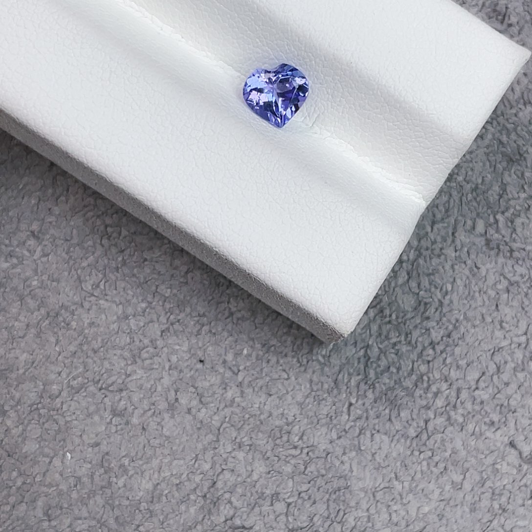 坦桑石裸石未镶嵌0.84Ct。  v