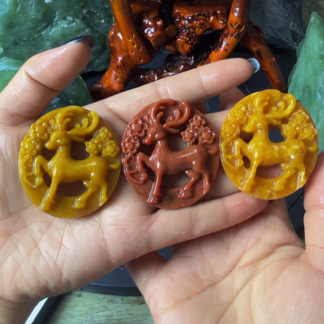 梁***来蛇纹石玉未镶嵌颈饰