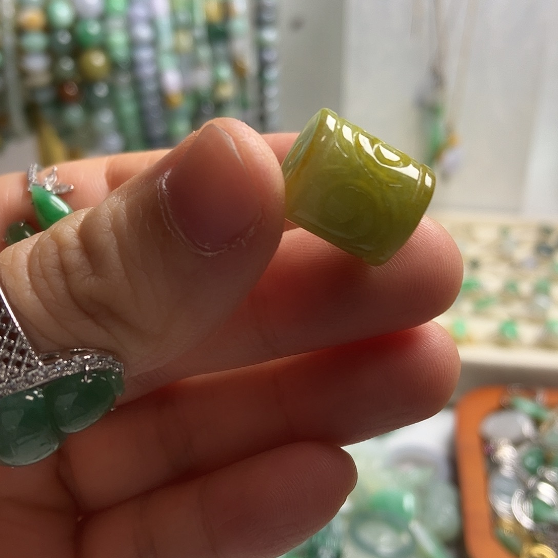 翡翠未镶嵌颈饰37卡12.7