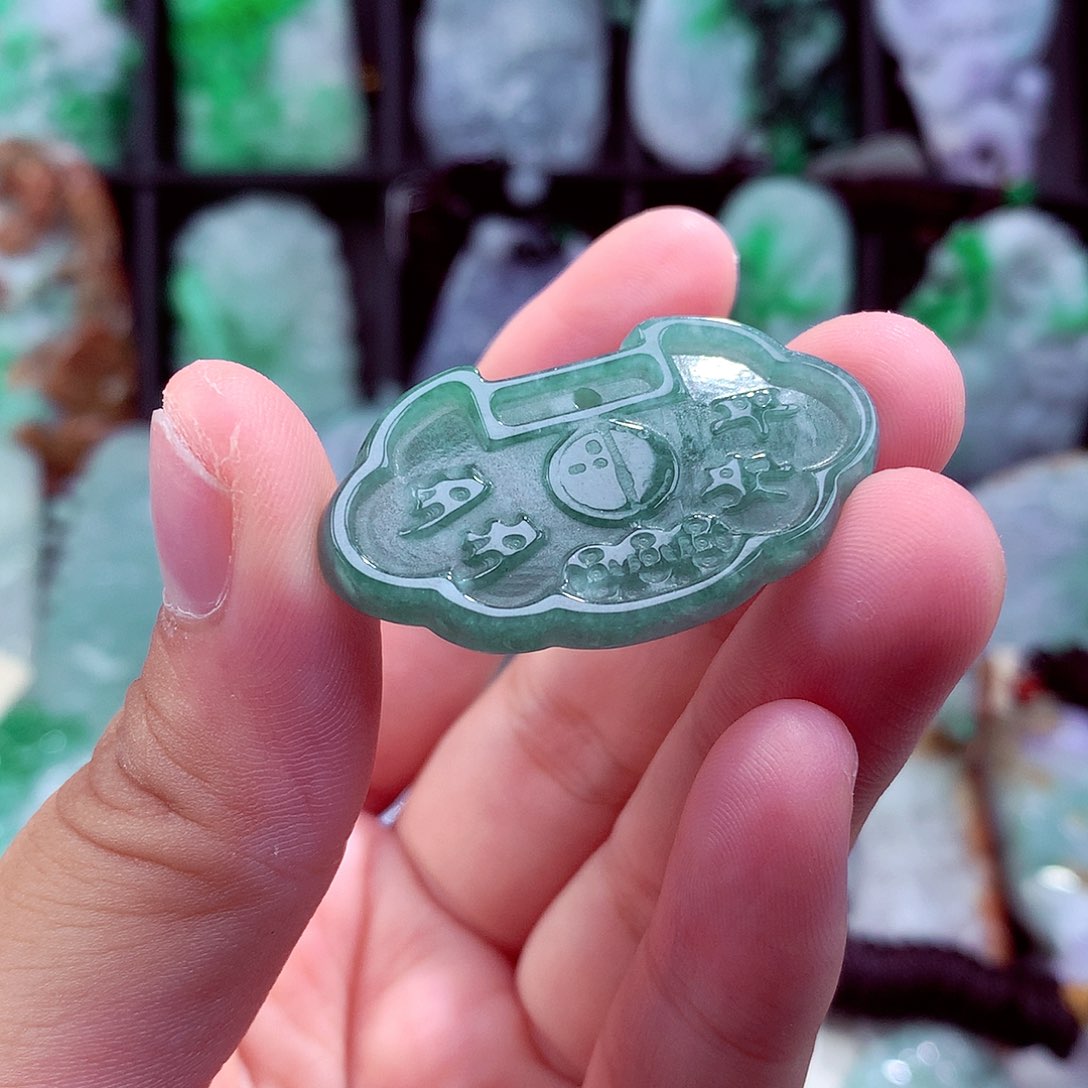 翡翠未镶嵌颈饰挂件