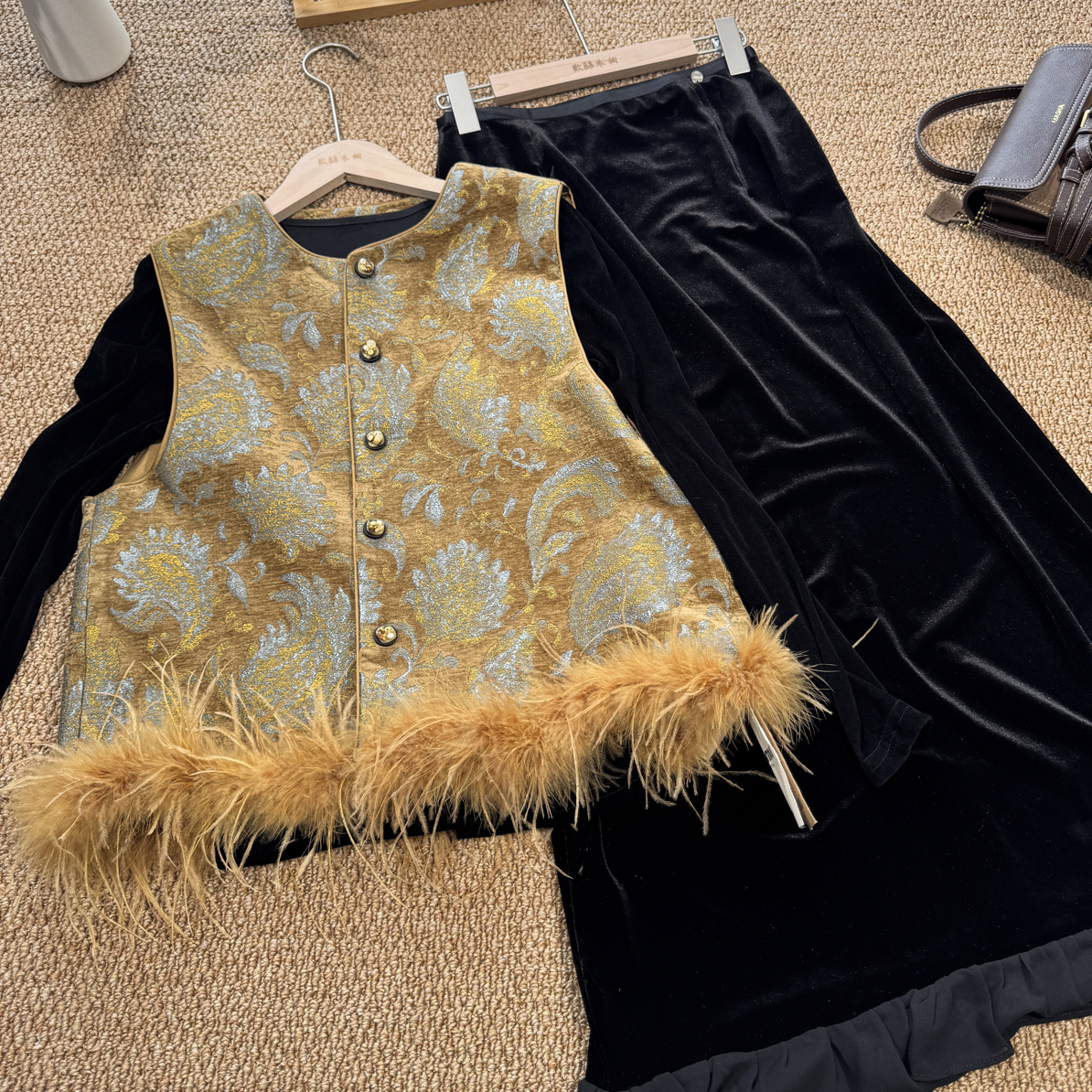 2025国风重工刺绣提花鸵鸟毛马甲中式