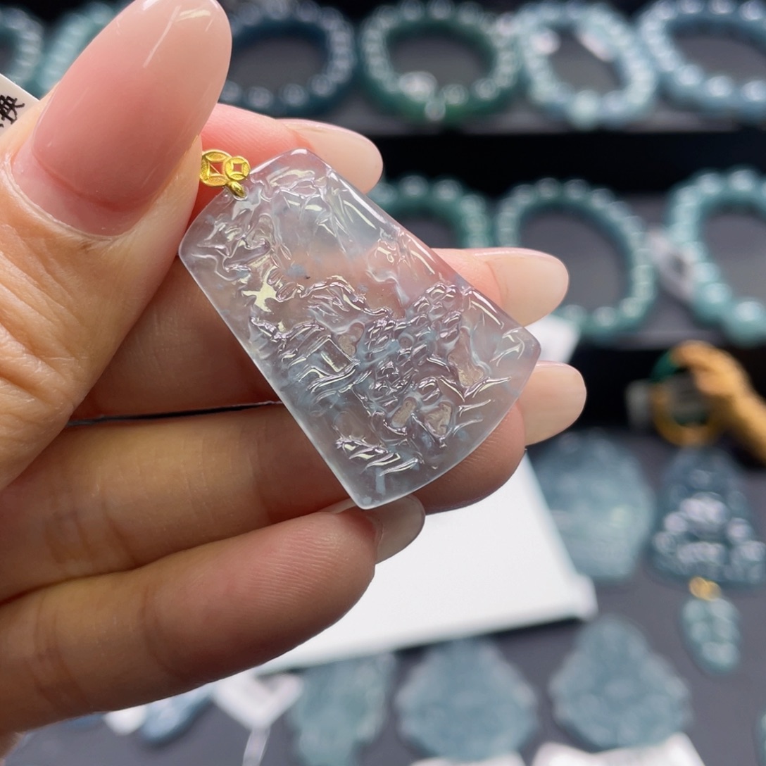 翡翠18K金镶嵌颈饰山水