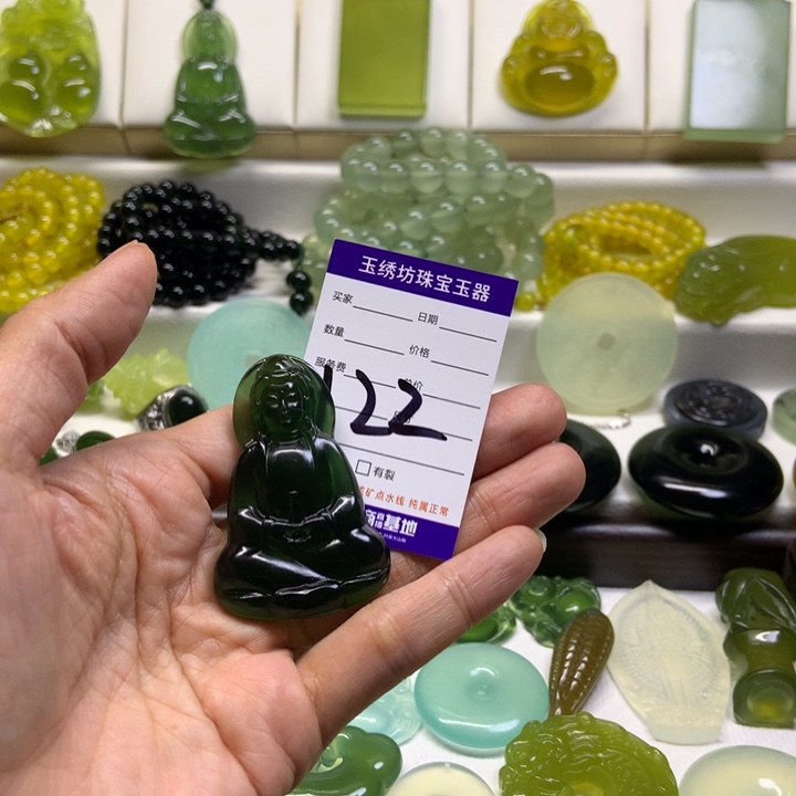 右***钉蛇纹石玉未镶嵌颈饰