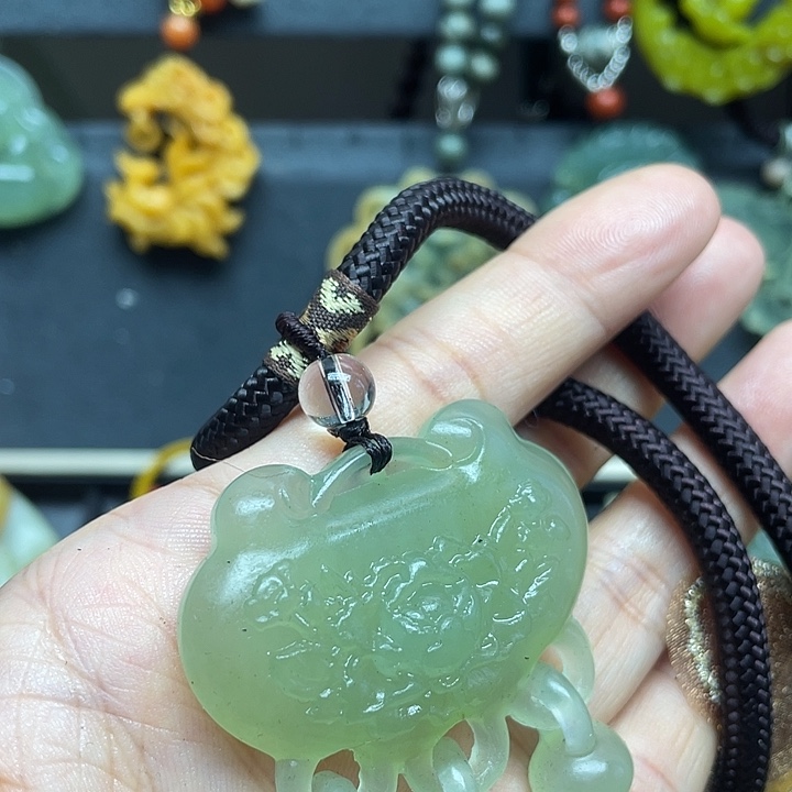 未镶嵌蛇纹石玉颈饰繁****?