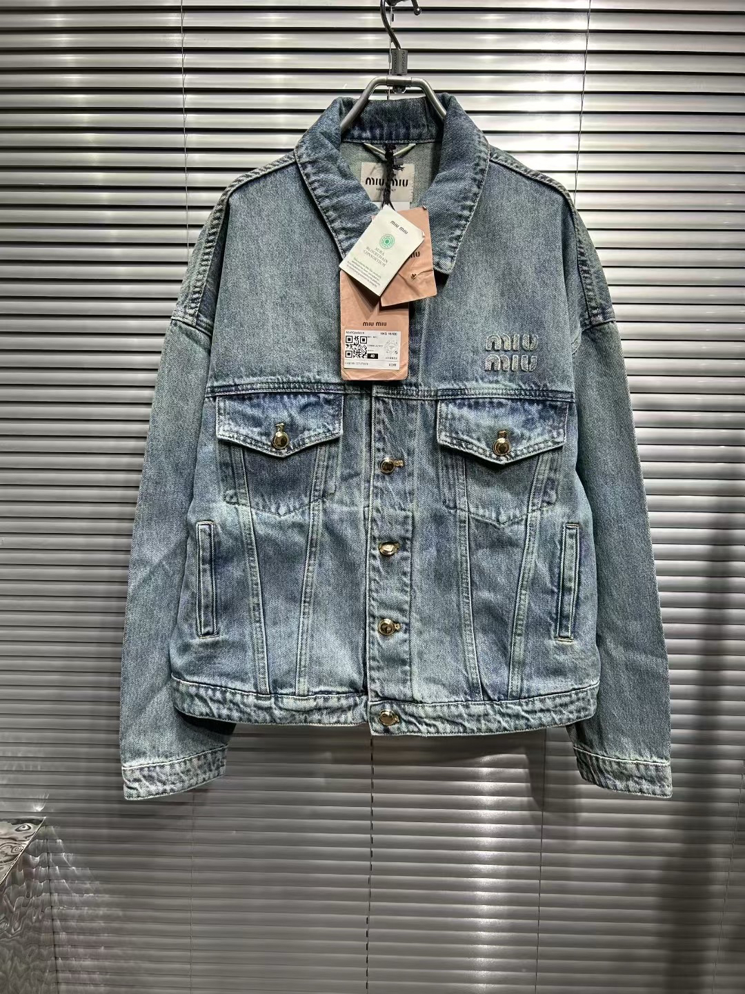 未使用 MIU MIU/缪缪 24胸前字母金扣水洗牛仔夹克/40码