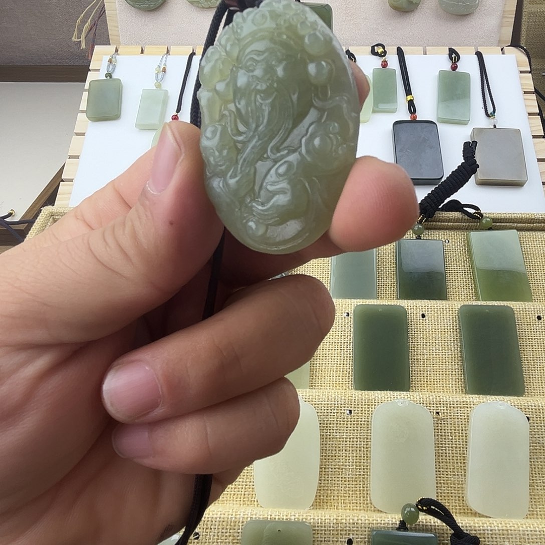 和田玉未镶嵌吊坠(赠链)