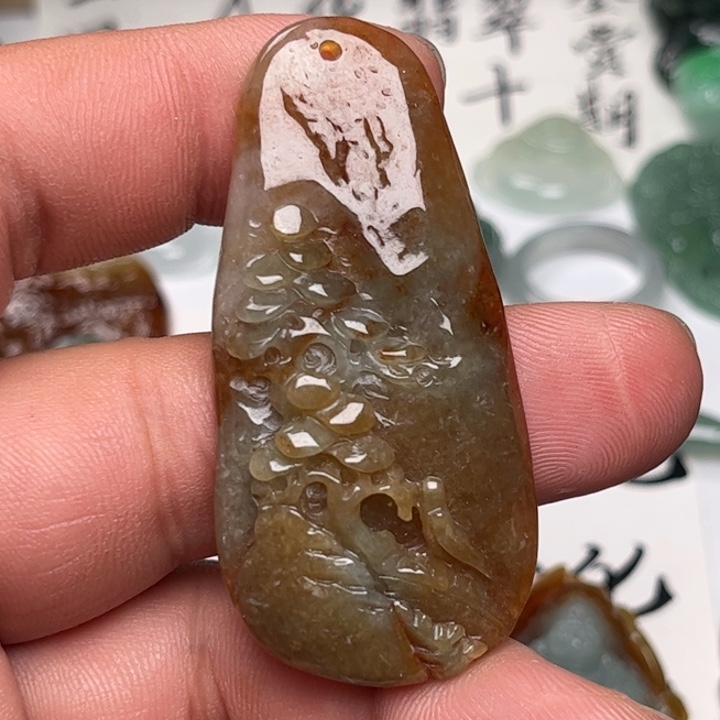 翡翠未镶嵌颈饰山水