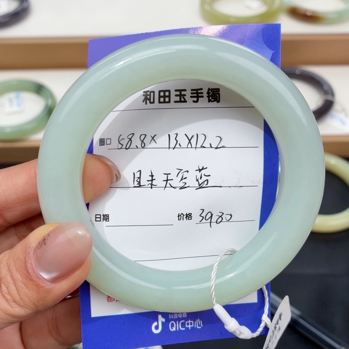 小***朵和田玉未镶嵌手镯