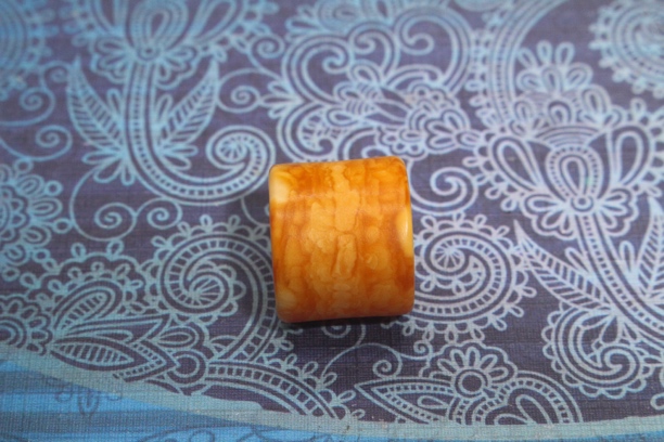 虎皮纹妖花桶珠，蜡质浓郁，纹路清晰，尺寸：15x16.8mm克重3.56g