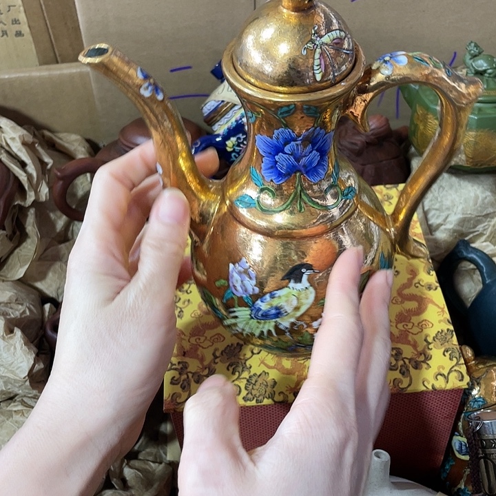 茶壶紫砂矿泥料手工制作的一把紫砂壶。