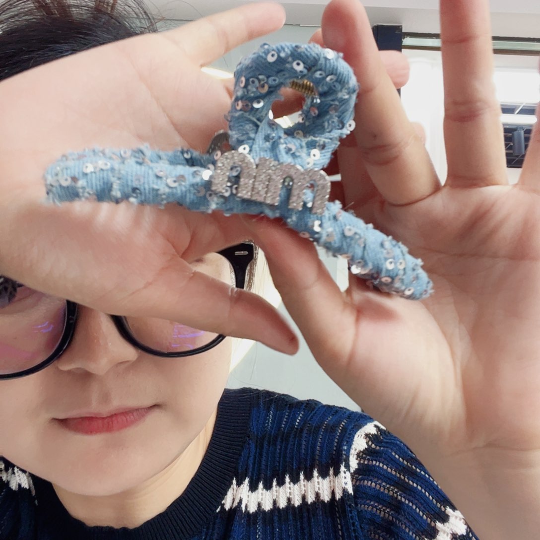 布艺非金属抓夹一个浅蓝色