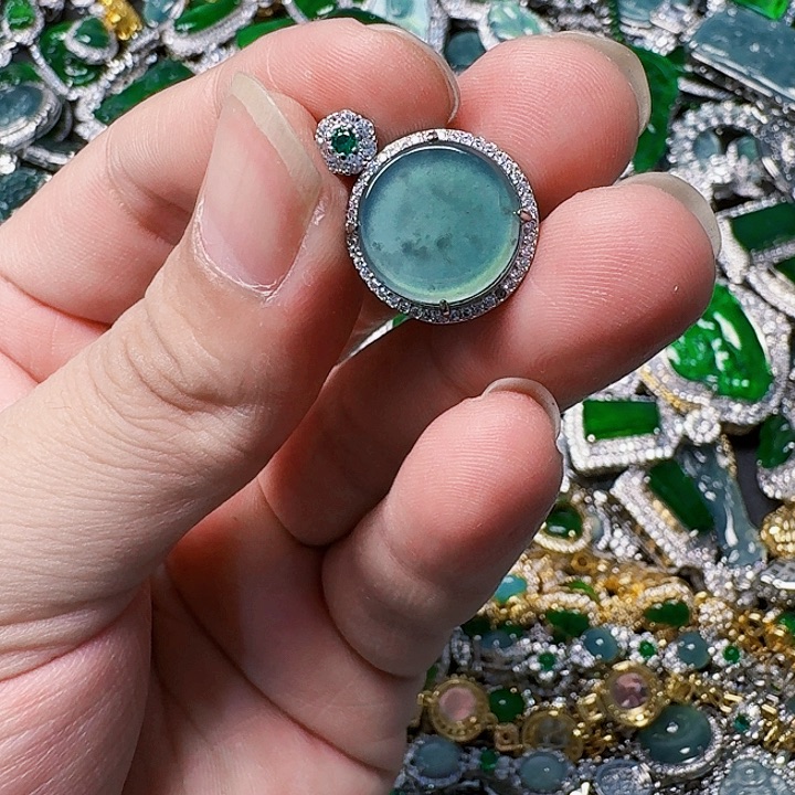 翡翠颈饰未镶嵌天然A货翡翠放漏