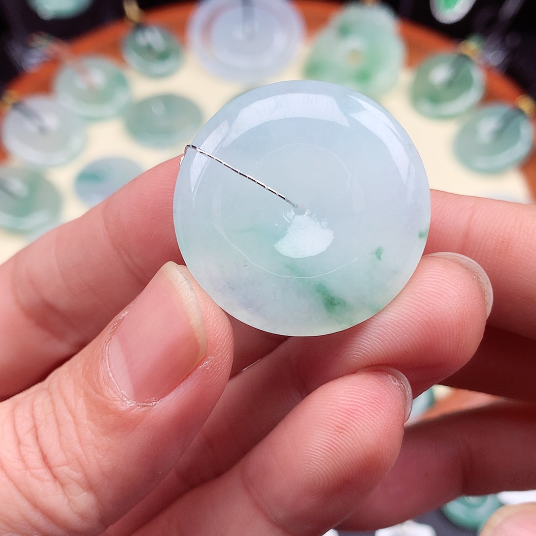 翡翠颈饰未镶嵌平安扣