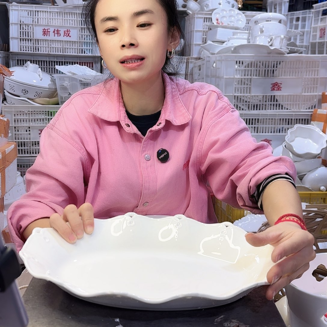 盘微瑕产品………镂空鱼盘一个