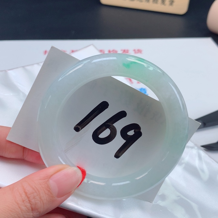 翡翠手镯未镶嵌冰