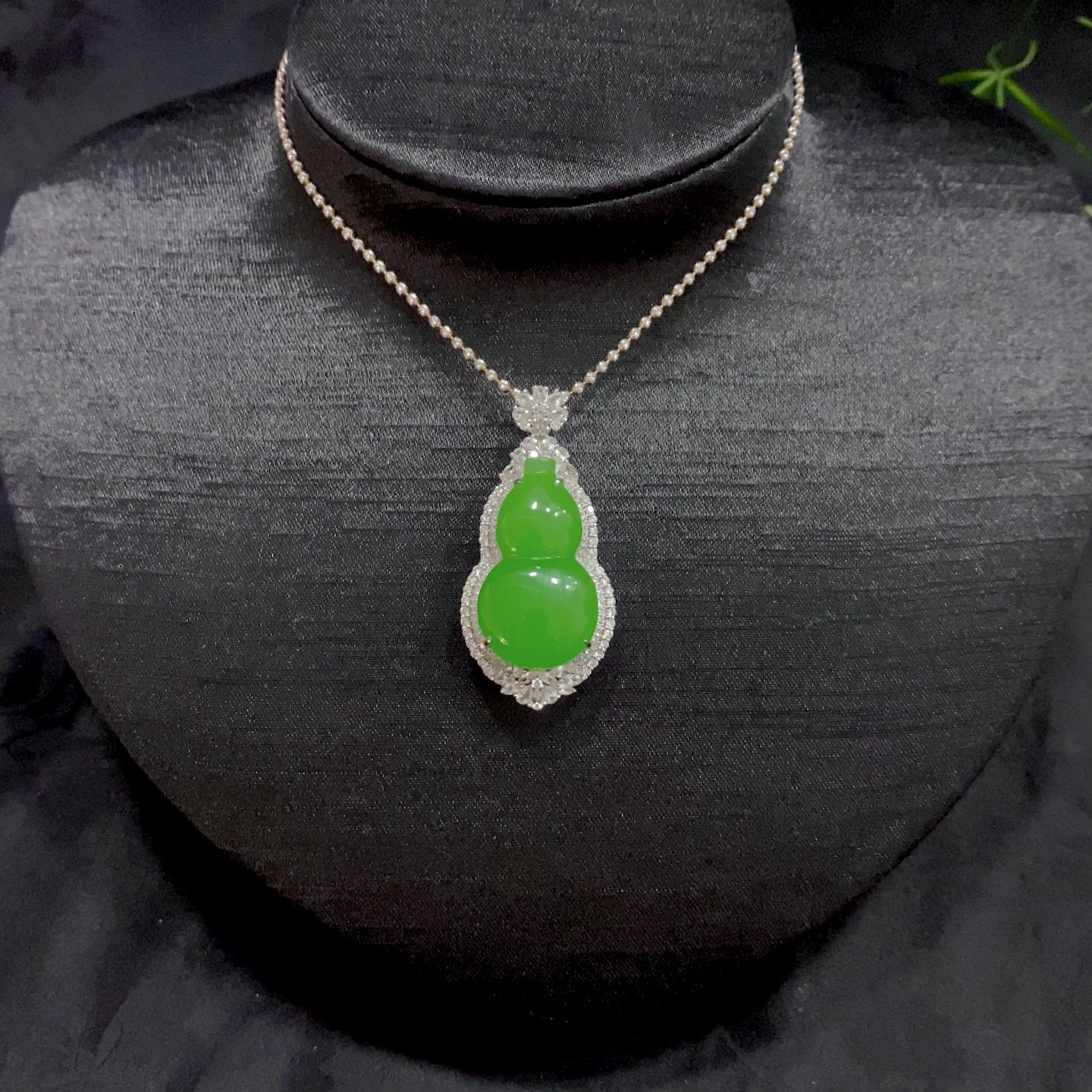 和田碧玉苹果绿葫芦吊坠18k白金满钻镶嵌款式精致时尚
