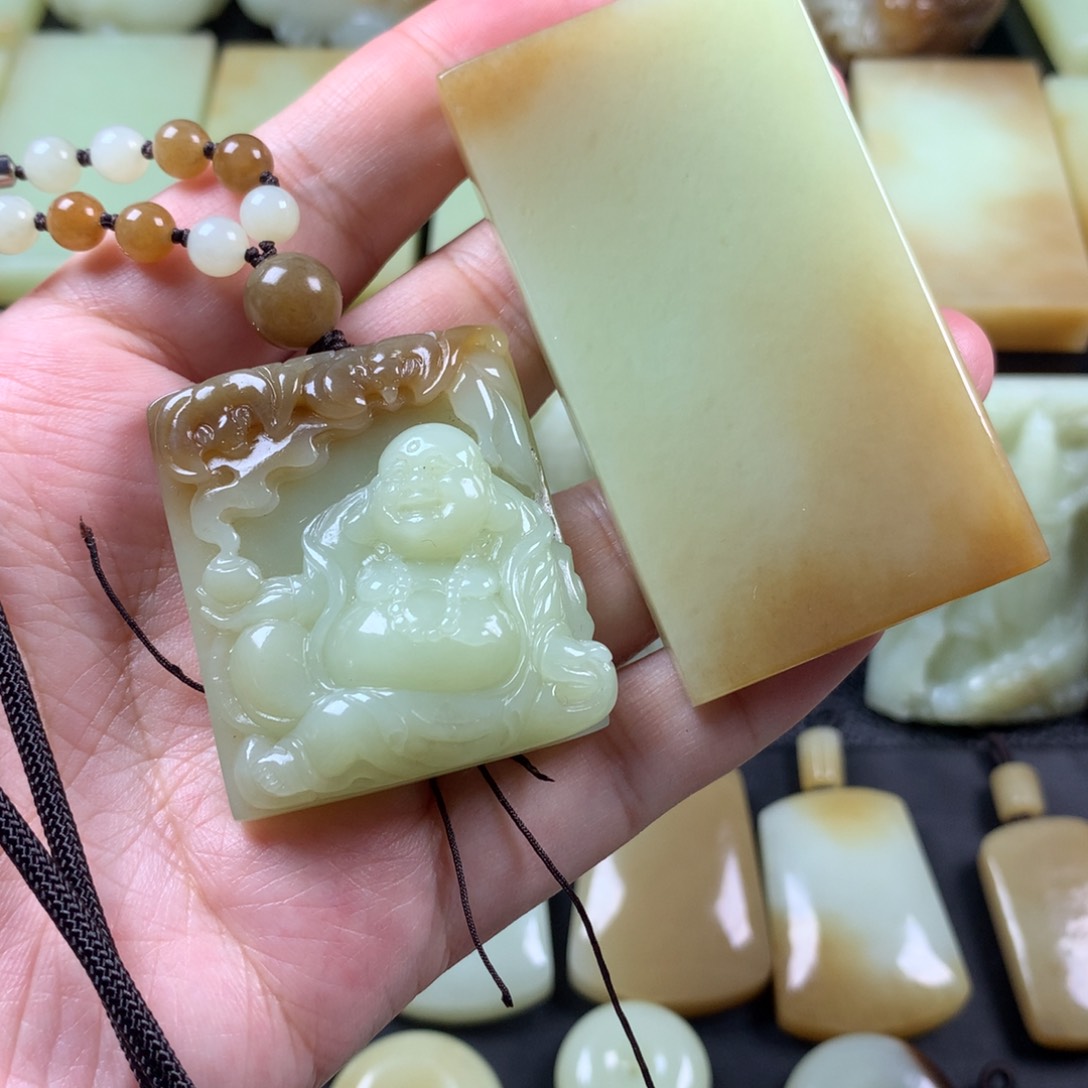 和田玉未镶嵌颈饰志**下