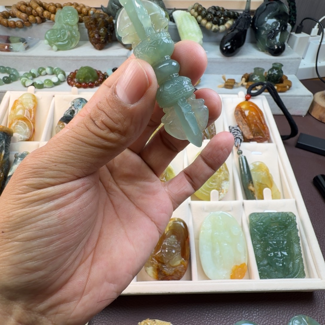 蛇纹石玉未镶嵌颈饰