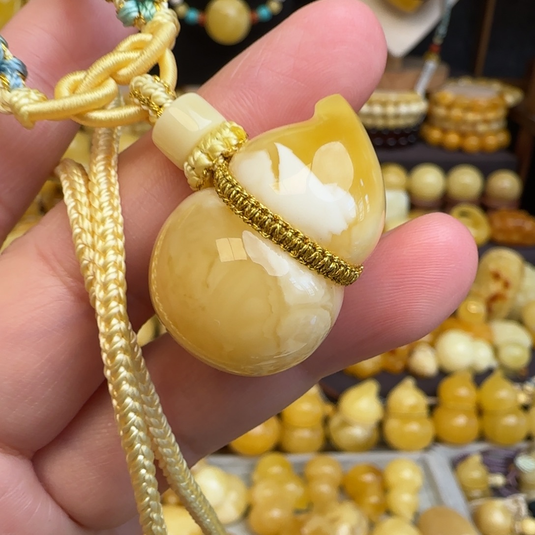 琥珀未镶嵌套链天然俄料瓷白妖花蜜蜡葫芦吊坠