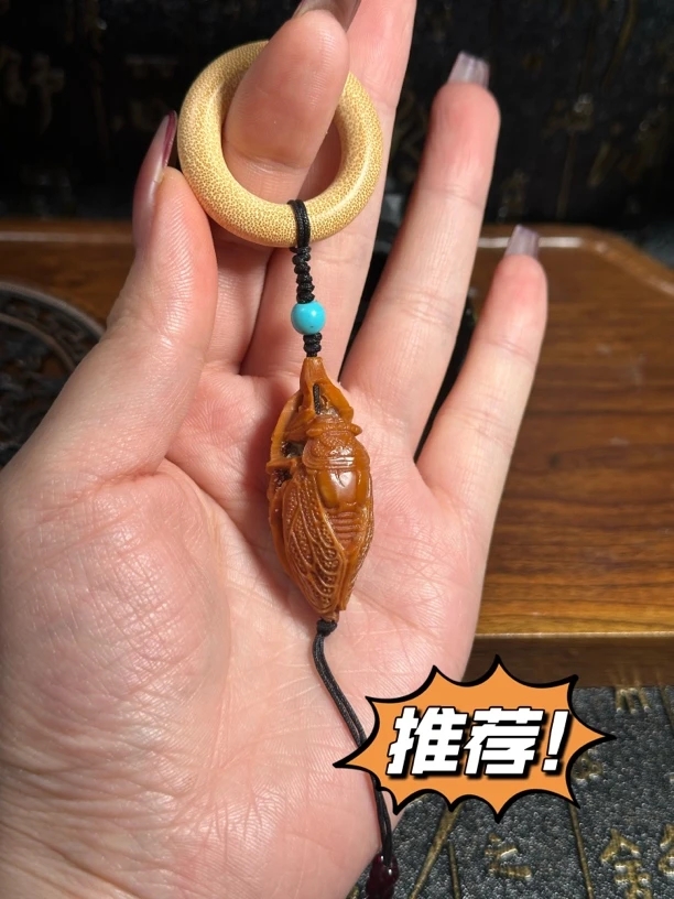 橄榄核镂空雕刻一鸣惊人手把件单籽文玩精品