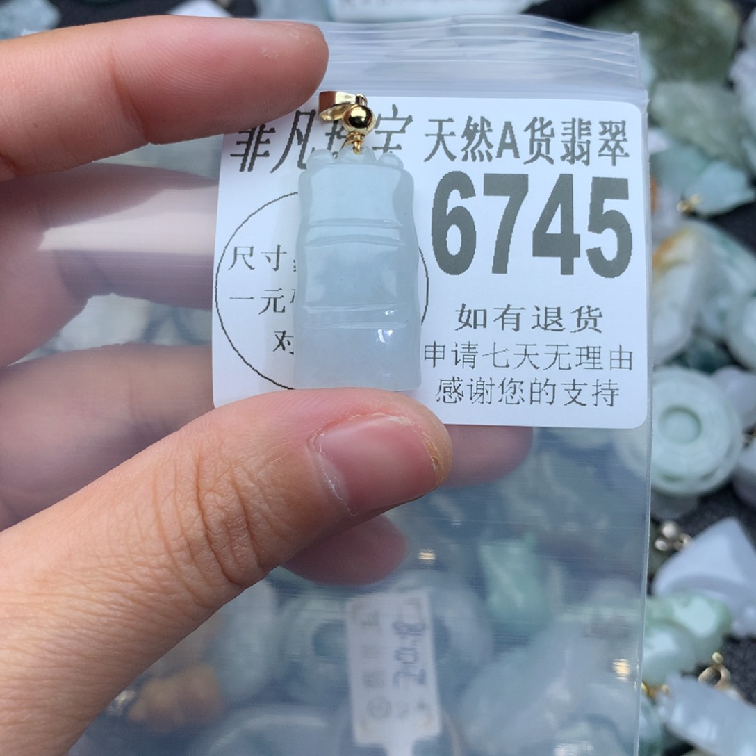 翡翠颈饰未镶嵌6745。