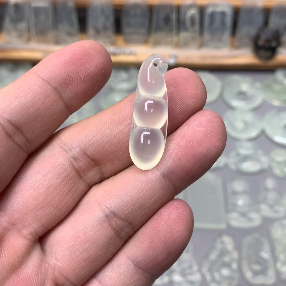 蛇纹石玉颈饰未镶嵌