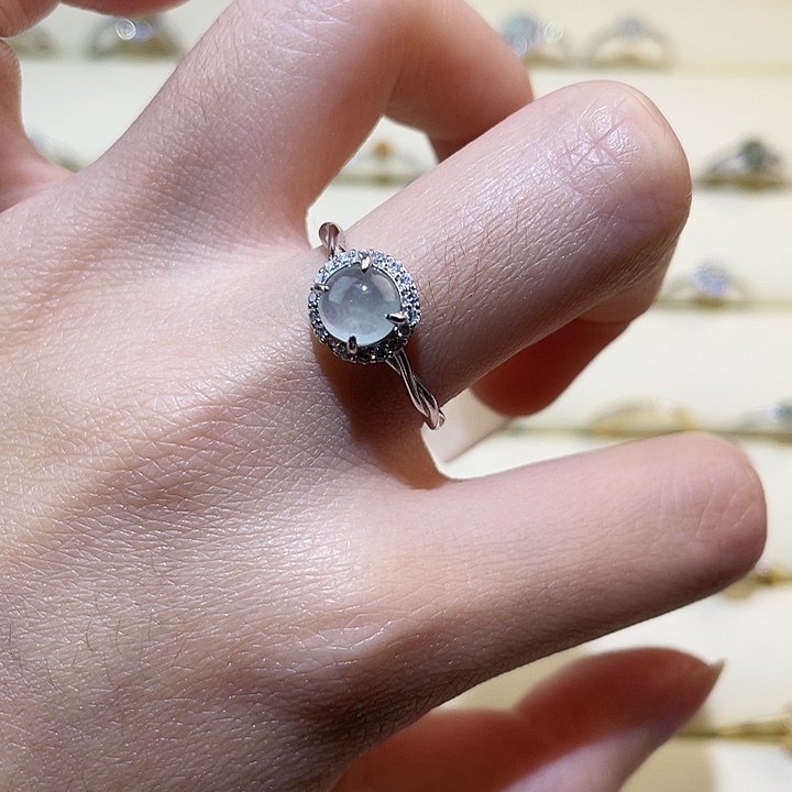 颈饰未镶嵌翡翠戒指