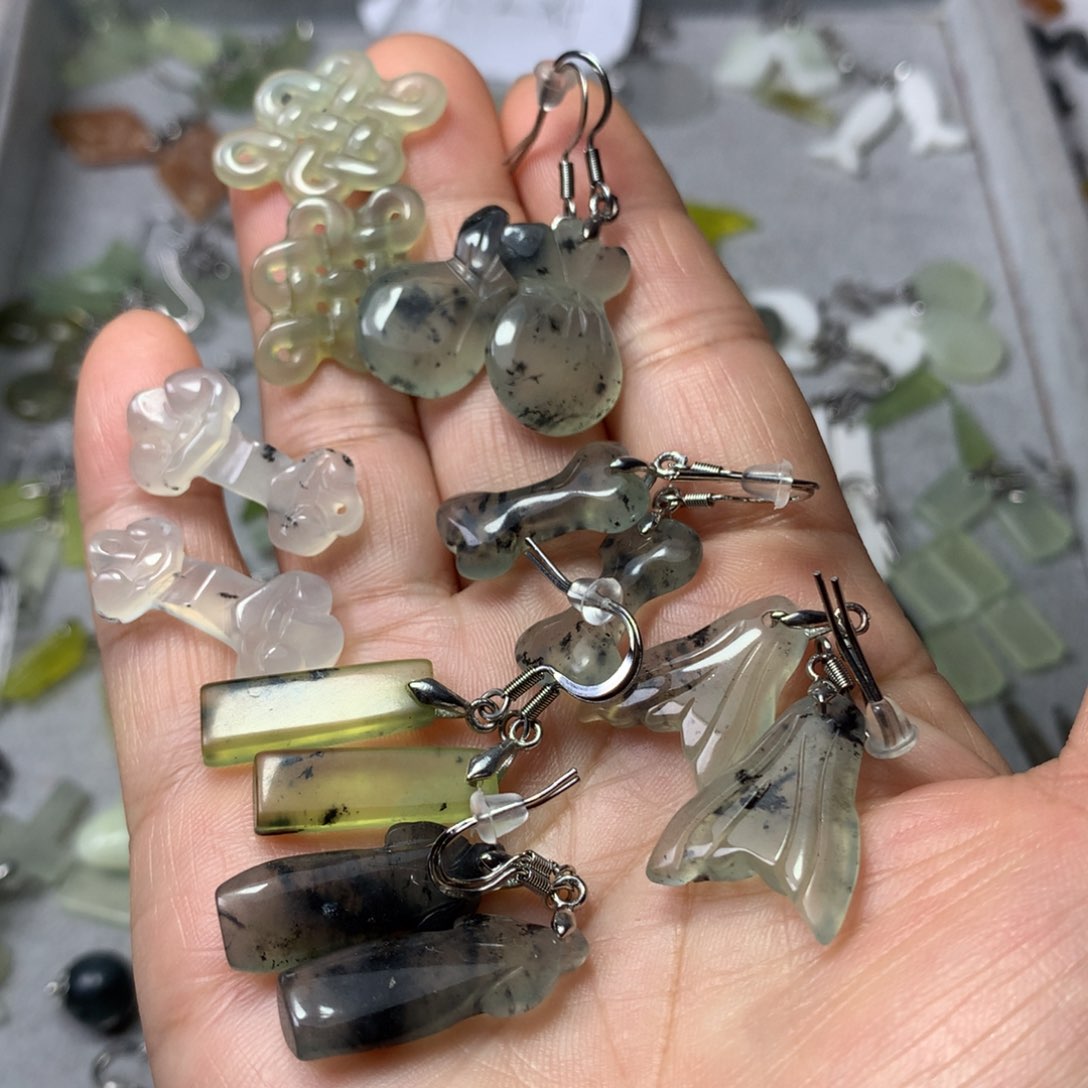 蛇纹石玉耳环未镶嵌