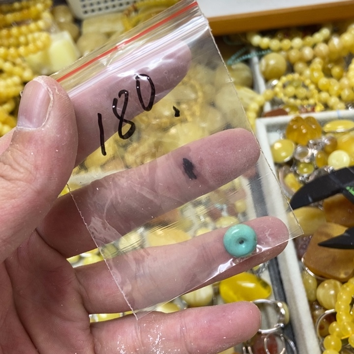 呵***豆蜜蜡未镶嵌裸石吊坠