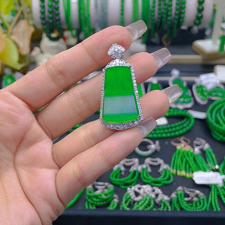 翡翠颈饰银S925镶嵌迷****张一刀切无事牌