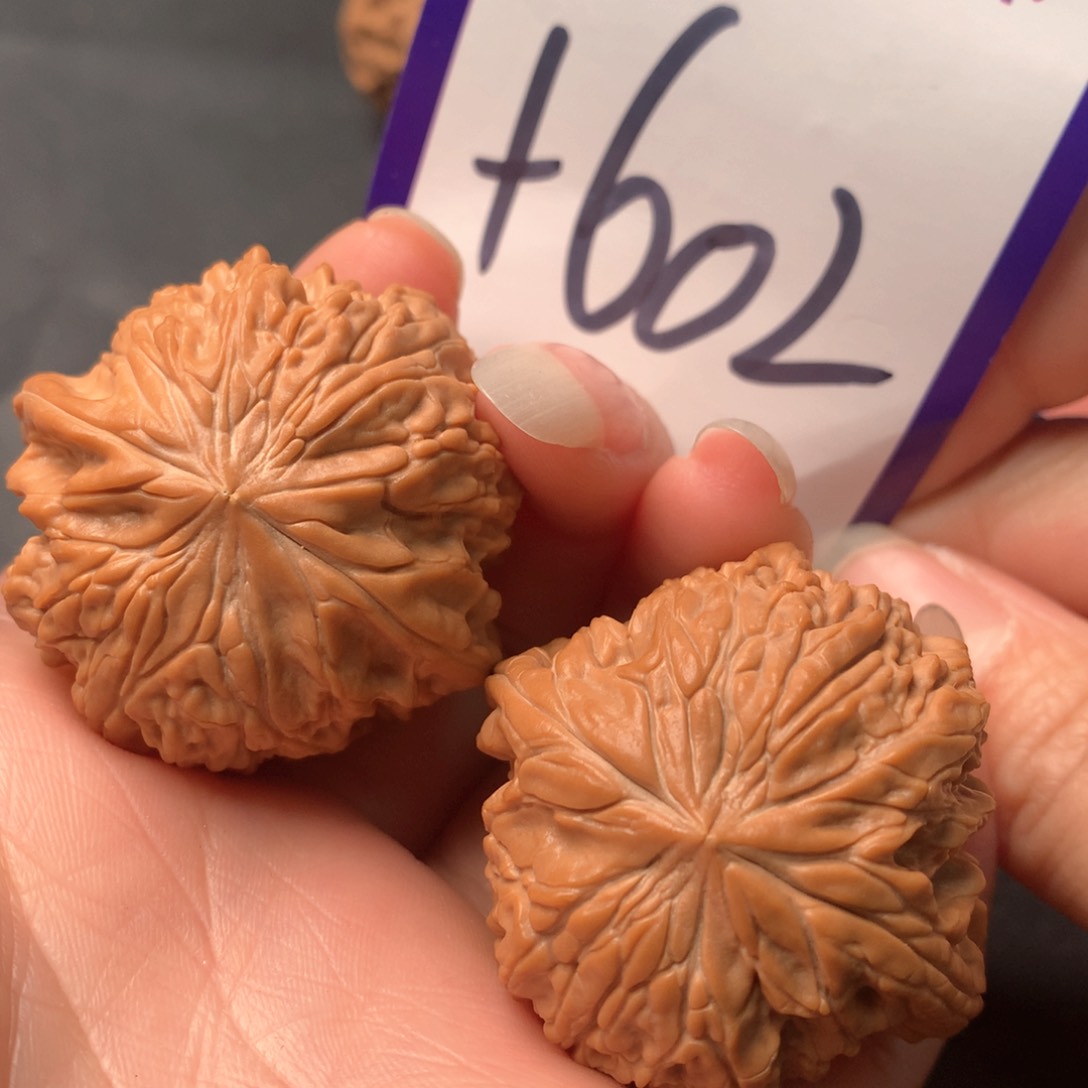 文玩核桃吊坠暴雪